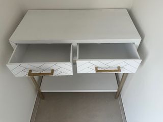 Mueble recibidor blanco y dorado