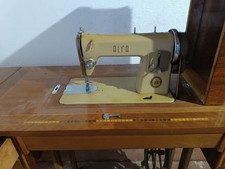 Máquina de coser Alfa antigua con mueble