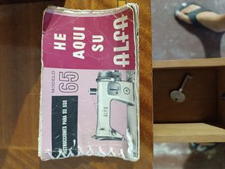 Máquina de coser Alfa antigua con mueble
