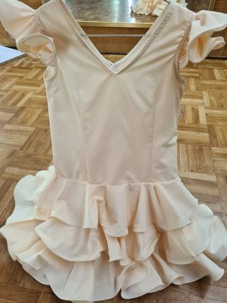 Traje de flamenca beis con volantes