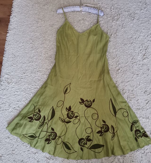 Abito verde con spalline floreali ricamate