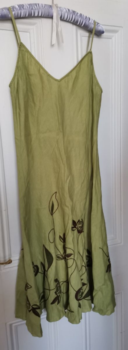 Abito verde con spalline floreali ricamate