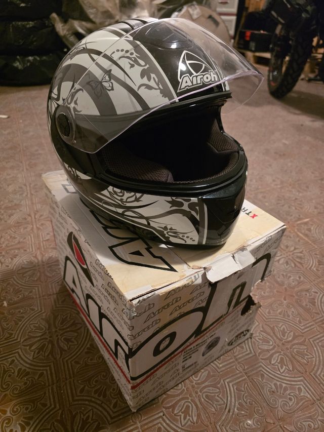 Casco integrale Airoh con grafica farfalle