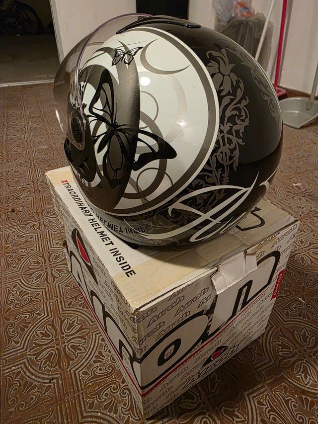 Casco integrale Airoh con grafica farfalle