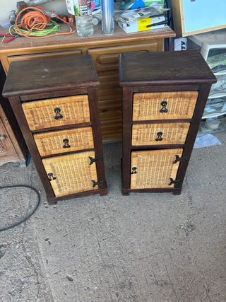 Mesitas de noche de madera y mimbre
