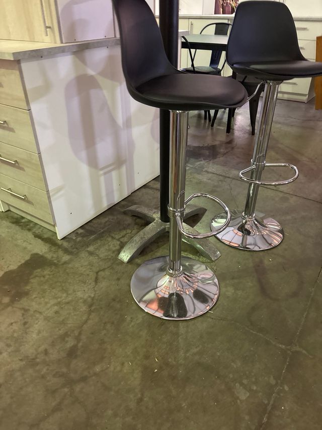 Taburetes de Barra Negros y Plateados