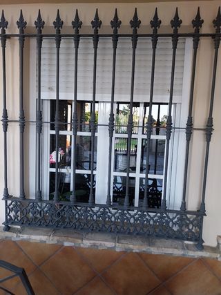 Ventana con reja de forja