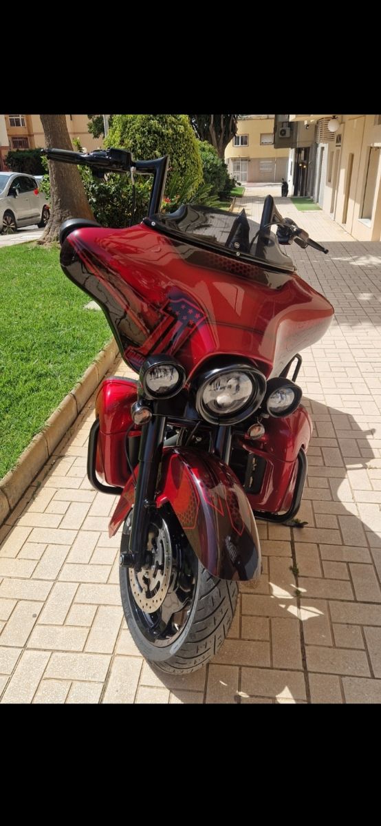 Harley Davidson Street Glide
59 Mil km. 2011