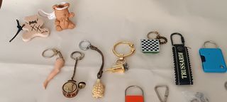 Lotto da 25; 18 portachiavi, 5 spille, 2 orsetti