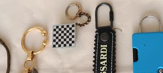 Lotto da 25; 18 portachiavi, 5 spille, 2 orsetti