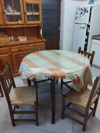 Mesa redonda y 4 sillas de madera