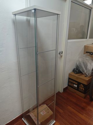 Vitrina expositora de cristal y madera