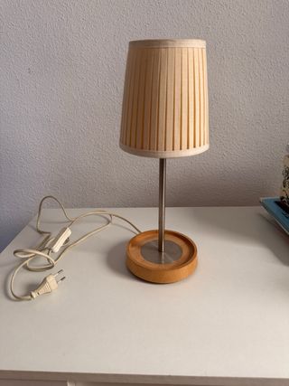 Lámpara de mesa beige y madera
