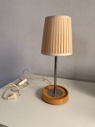 Lámpara de mesa beige y madera