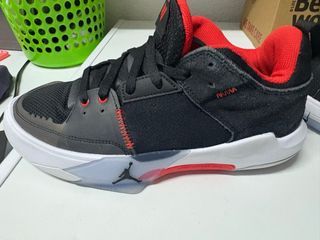 Zapatillas Jordan Talla 41 Negras y Rojas