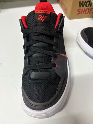 Zapatillas Jordan Talla 41 Negras y Rojas