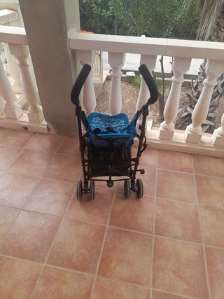 Carrito de bebé azul con estampado