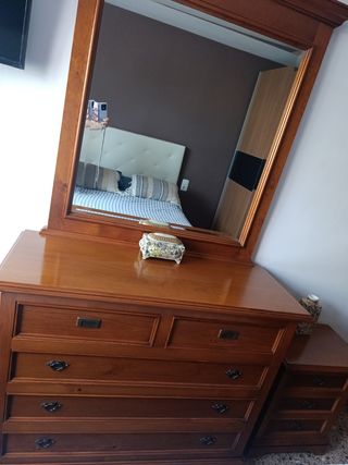 Cómoda con espejo y 2 mesitas de noche