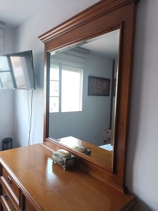 Cómoda con espejo y 2 mesitas de noche