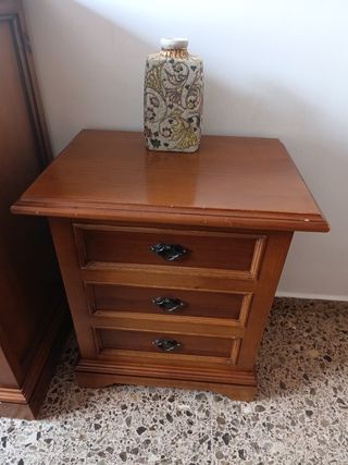 Cómoda con espejo y 2 mesitas de noche