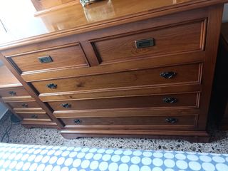 Cómoda con espejo y 2 mesitas de noche