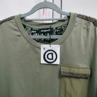 Camiseta Desigual verde militar con detalles