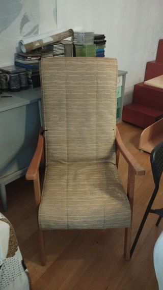 Butaca cómoda de tela y madera