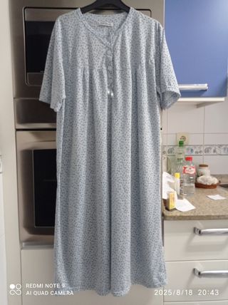 Camisón azul con estampado floral