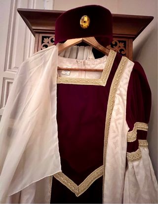 Vestido Medieval con Velo y Bolso