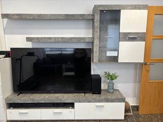 Mueble de salón gris y blanco