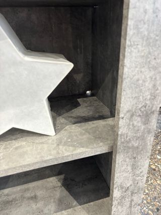 Mueble de salón gris y blanco