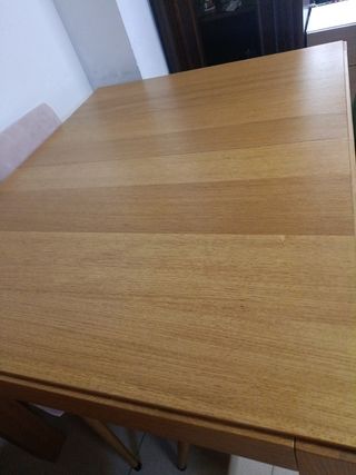 Mesa de comedor de madera con 4 sillas