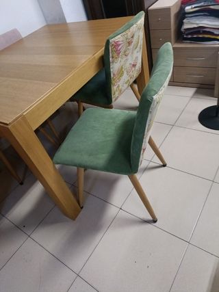 Mesa de comedor de madera con 4 sillas