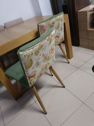 Mesa de comedor de madera con 4 sillas