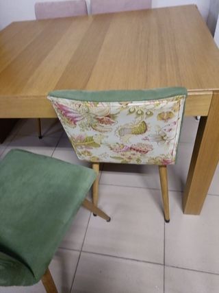 Mesa de comedor de madera con 4 sillas