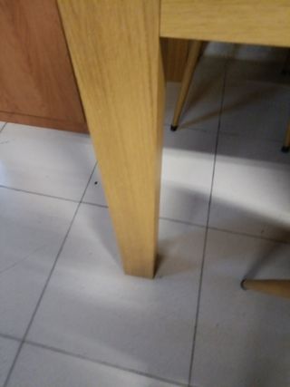 Mesa de comedor de madera con 4 sillas