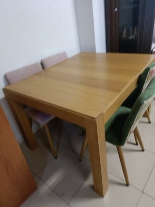 Mesa de comedor de madera con 4 sillas