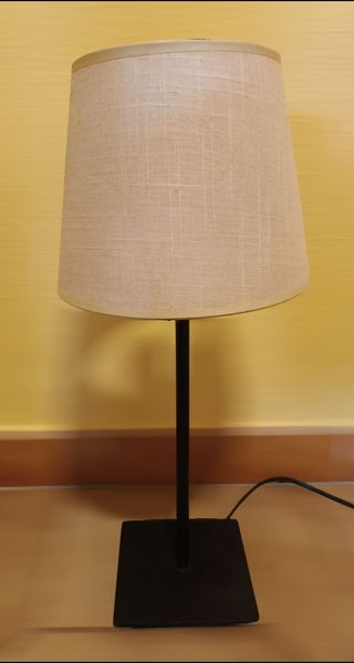 Lámpara de mesa beige y negra