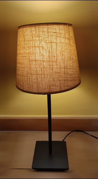 Lámpara de mesa beige y negra