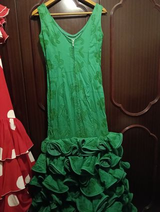 Traje de flamenca verde con volantes