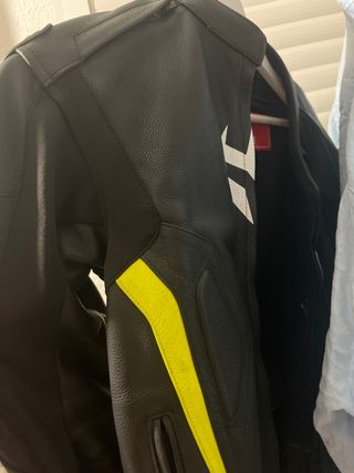 Chaqueta y guantes de cuero