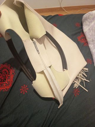 Bolso de mano beige y marrón