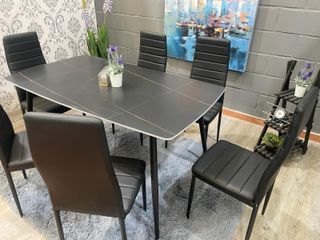 Mesa de comedor negra con 6 sillas acolchadas