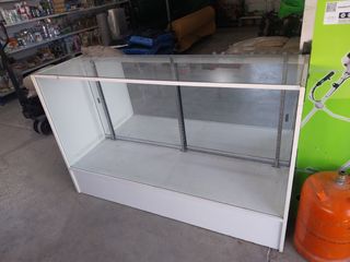 Mostrador de tienda con cristal