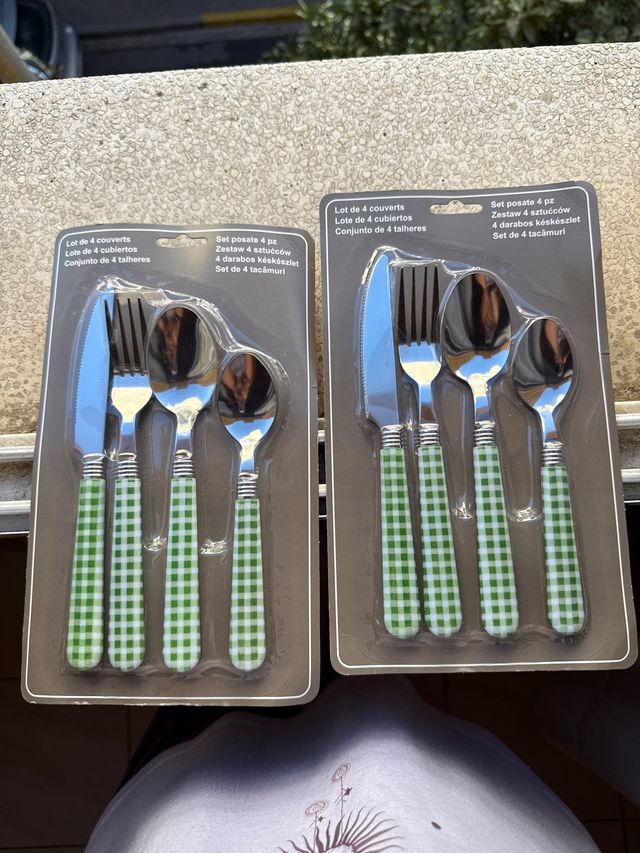 Set de cubiertos a cuadros verdes
