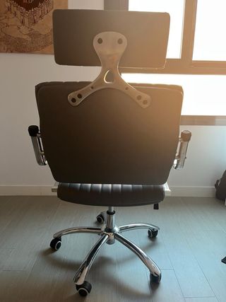 Sillón de oficina gris y plateado