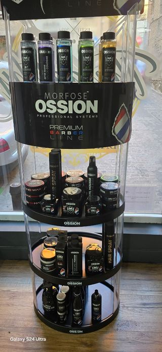 Expositor Ossion con productos de barbería