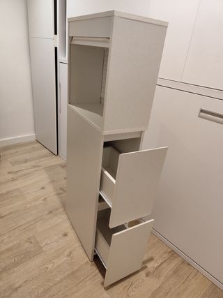 Mueble de baño estrecho de madera