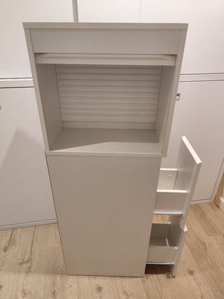 Mueble de baño estrecho de madera