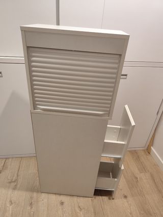 Mueble de baño estrecho de madera